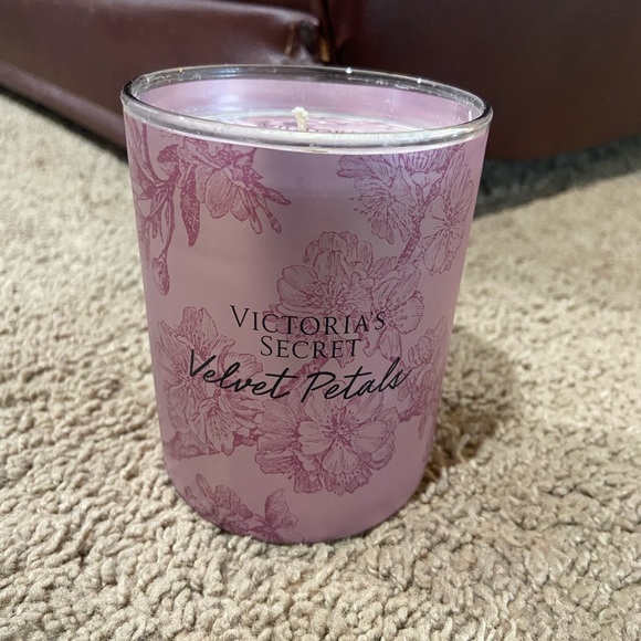 VICTORIA'S SECRET VELVET PETALS SCENTED GLASS JAR SINGLE WICK CANDLE 9oz. - Picture 1 of 5